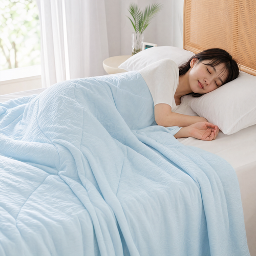 冷感ケットで眠る女性