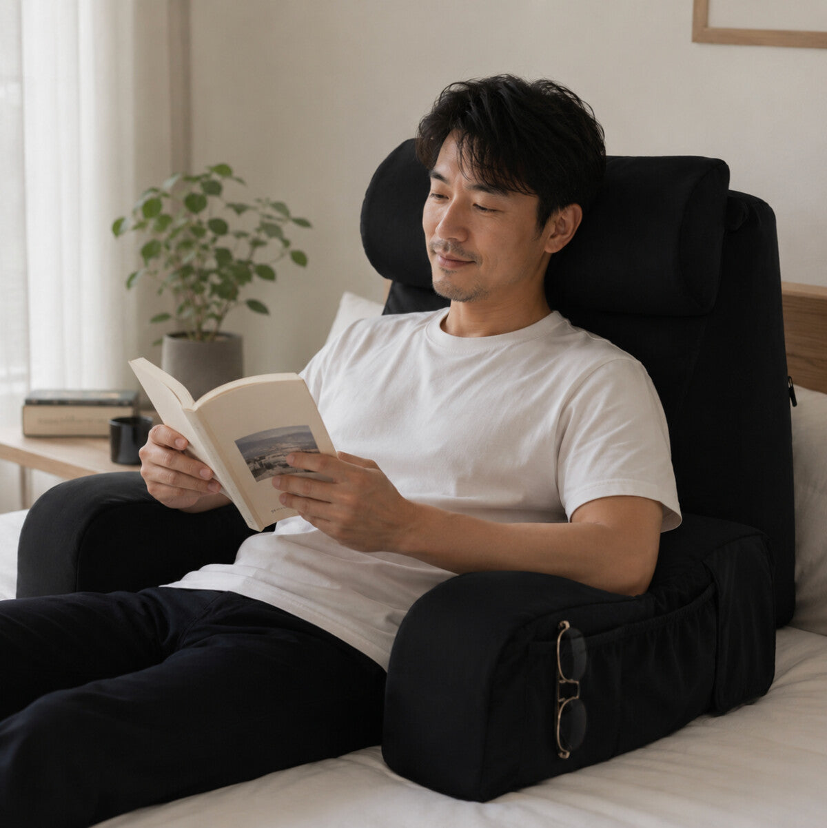 Recline Proにもたれて読書する様子